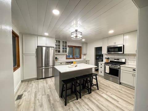 Clean, Spacious Home w/ Hot Tub Near I80