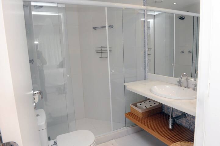 Charmoso flat Ipanema quadra da praia gallery image 3