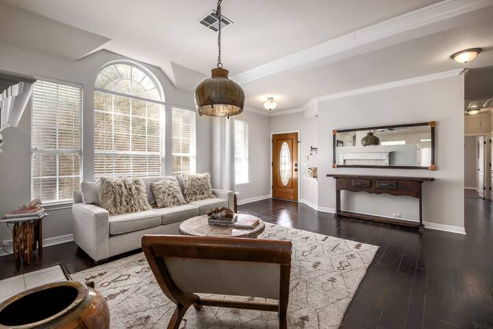 Lovely 4 Bed 2 bath with Private Backyard Pool! gallery image 4