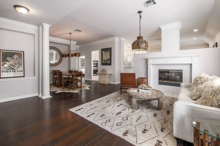 Lovely 4 Bed 2 bath with Private Backyard Pool! gallery image 5