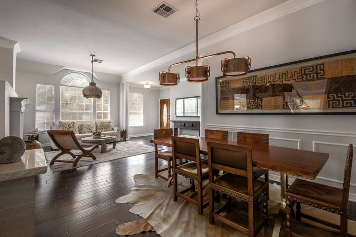 Lovely 4 Bed 2 bath with Private Backyard Pool! gallery image 3