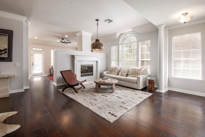 Lovely 4 Bed 2 bath with Private Backyard Pool! gallery image 2