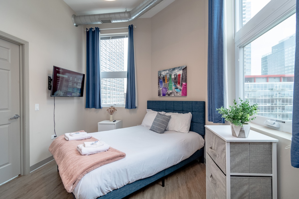 Chambre de taille queen size magnifiquement conçue.