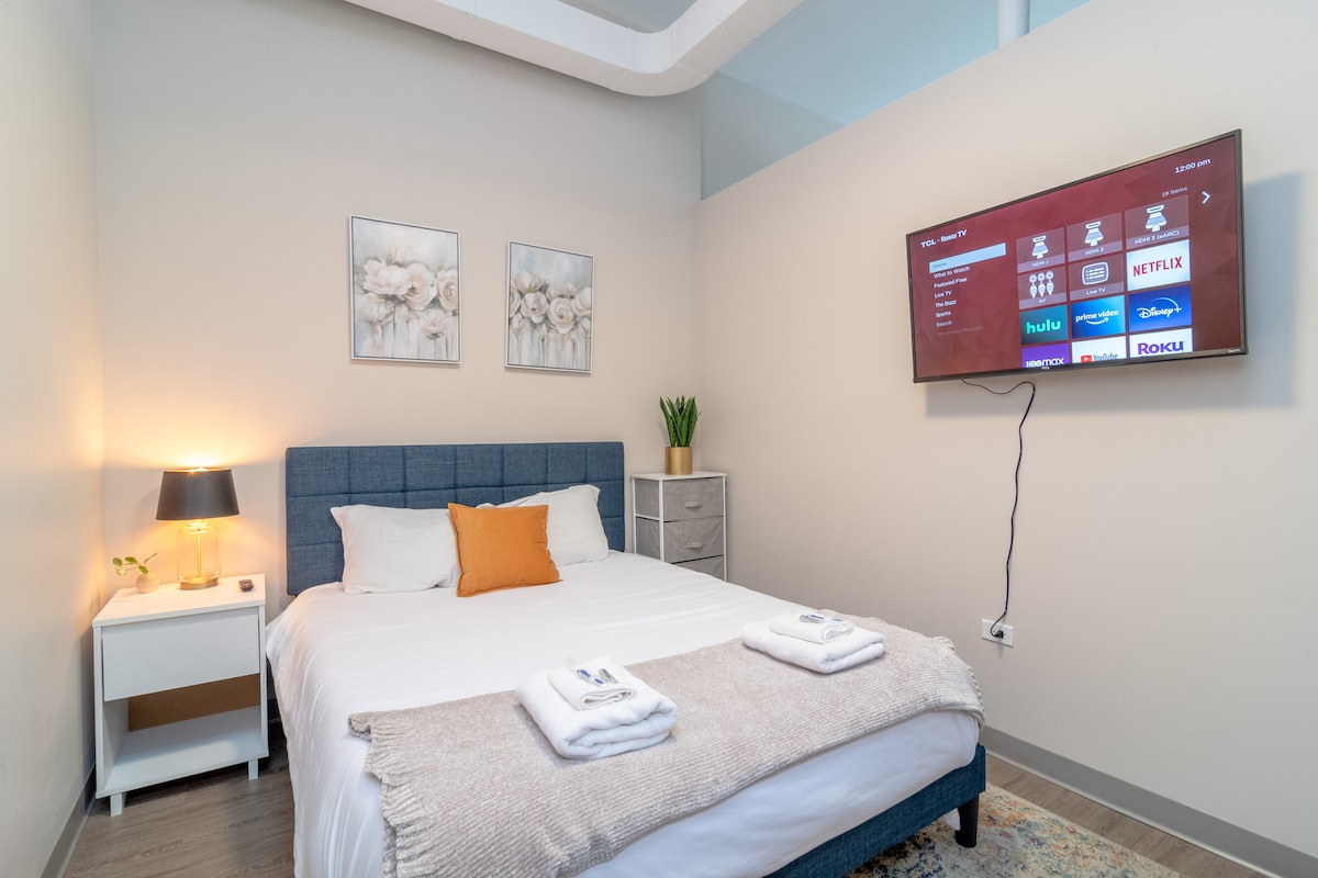 Chambre de taille queen size magnifiquement conçue.