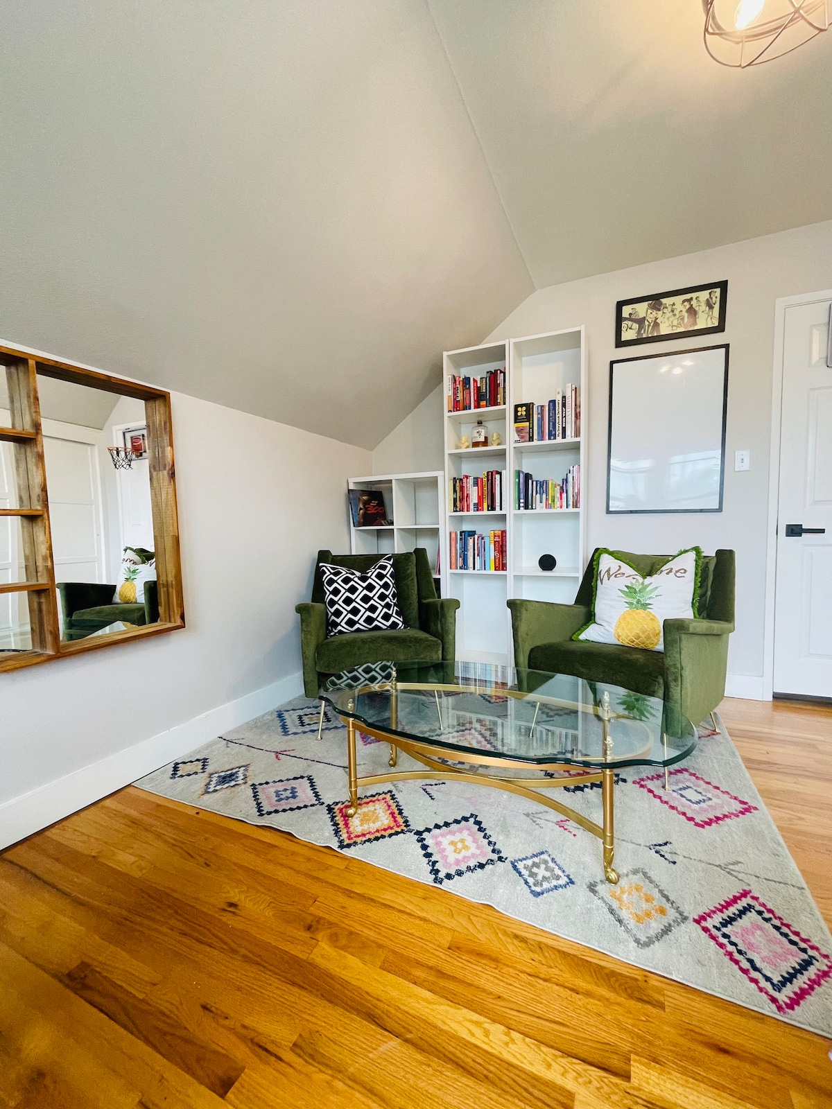 第三间客房内的私人小起居室。