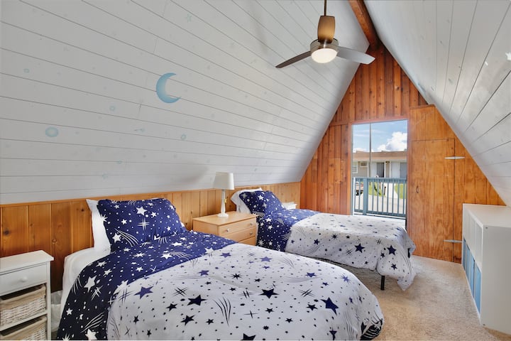 Faites de beaux rêves sous l'éclat du ciel étoilé sombre.