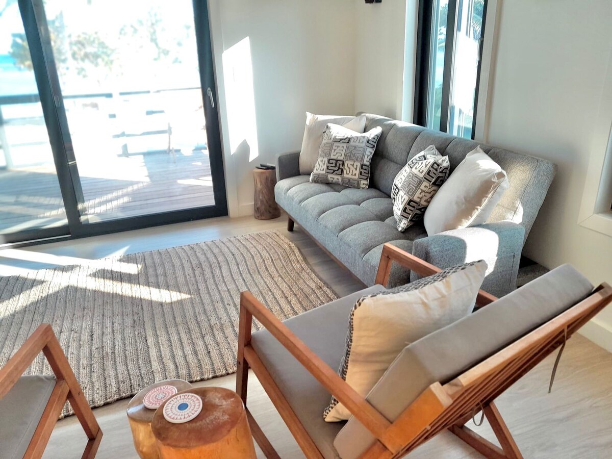 舒适的座位，每扇窗户都能欣赏到迷人的景色，大屏幕智能电视和舒适的超大懒人沙发