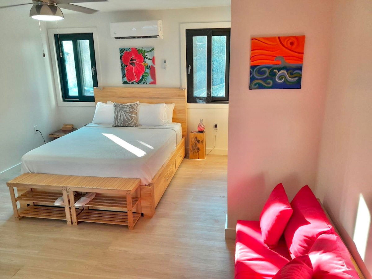 天堂般的标准双人床，配备豪华枕头、充电站和空调