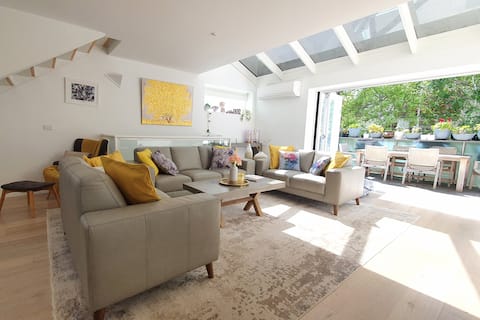Top Airbnb: Tree Tops on Tullo - Converted Warehouse in Richmond