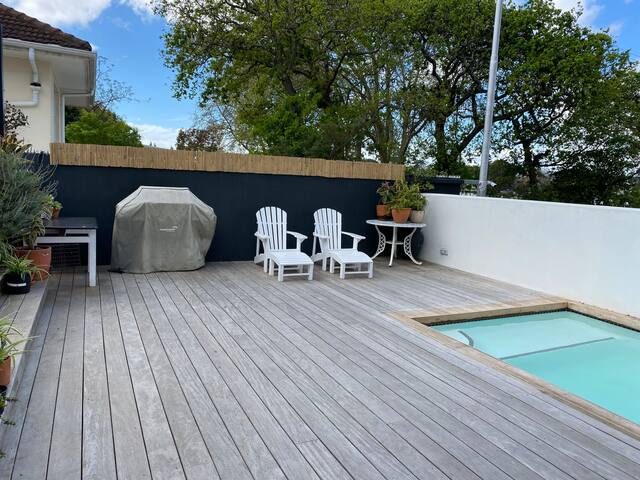 Stylish Solar Home with Heated Pool & Pizza Oven gallery image 2