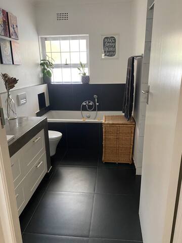 Stylish Solar Home with Heated Pool & Pizza Oven gallery image 4