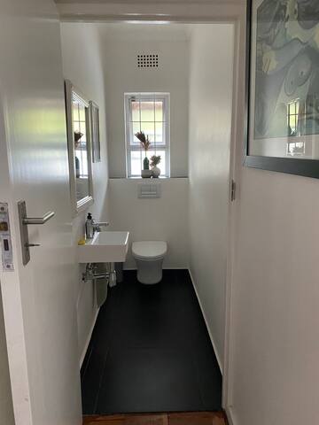 Stylish Solar Home with Heated Pool & Pizza Oven gallery image 3