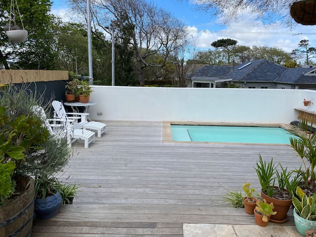 Stylish Solar Home with Heated Pool & Pizza Oven