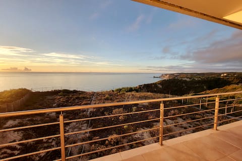 Top Airbnb: Nazare Uninterrupted Views and Sounds of the Sea in União Das Freguesias De Pataias E Martingança