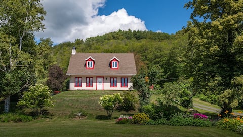 Red gables in Baie St-Paul  (CITQ: 093984)