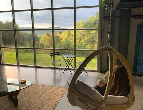 The Looking Glass, a modernistic escape
