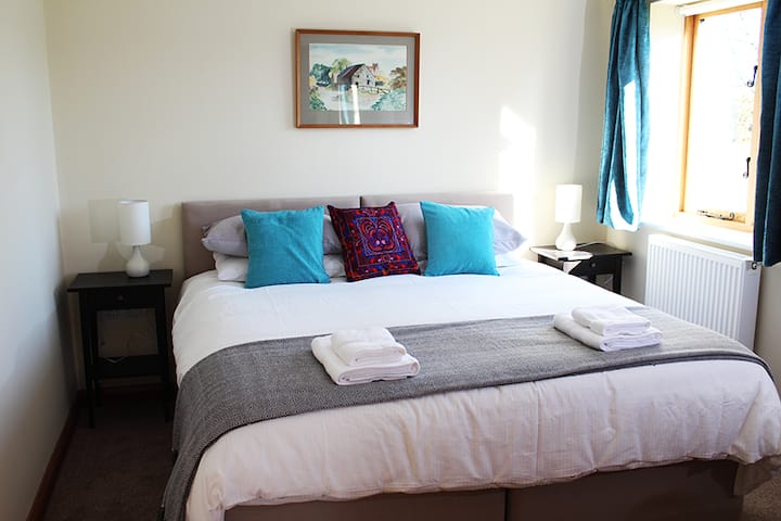 Amplia y cómoda cama súper king size o con dos camas individuales.