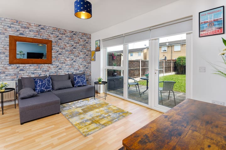 Spacious 3-bed Home, Ideal for Groups, Sleeps 7!