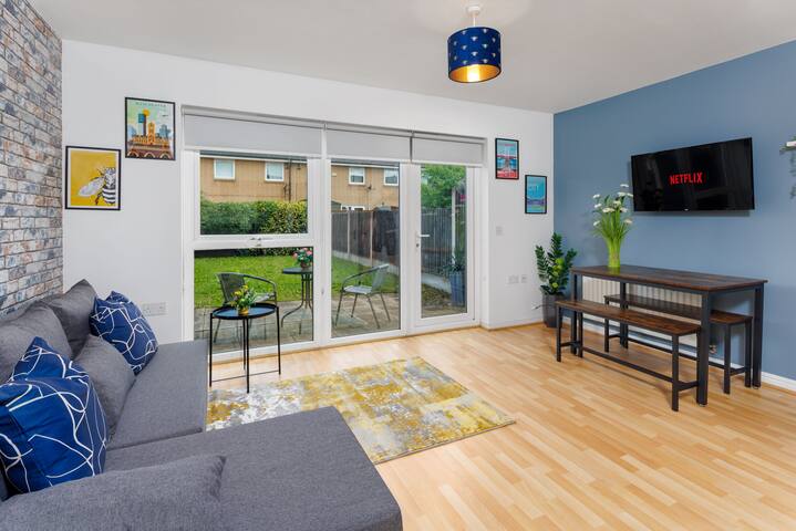 Spacious 3-bed Home, Ideal for Groups, Sleeps 7! gallery image 5