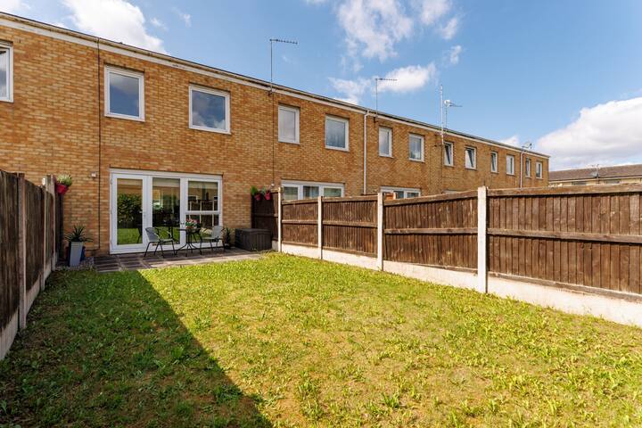 Spacious 3-bed Home, Ideal for Groups, Sleeps 7! gallery image 2