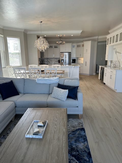 Beautiful 3 BR Waterside Condo w/ Private Terrace