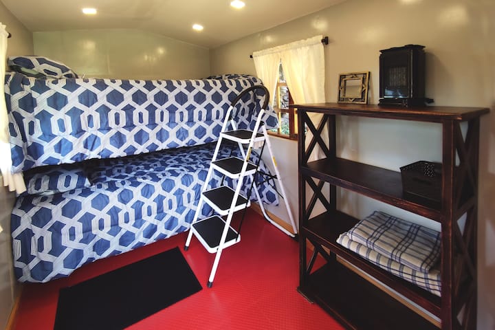 Seoska kućica iz snova: Privilegirana lokacija 25 metara od glavne kuće s pogledom na terene i imanje koji oduzima dah

- Za 4 osobe tanke teksture
- kvadratni i pol krevet na kat
- pristup kupaonicama u glavnoj kući