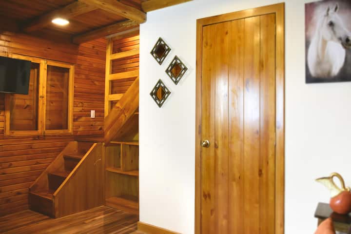 Duplex spavaća soba, u kojoj, u donjem dijelu ćete imati dnevni boravak s 32"Smart TV s Netfilx, Youtube, Xtrim, IPTV s više od 1.000 nacionalnih i međunarodnih kanala i s više od 10.000 serija i filmova; potpuno kompletna kupaonica.