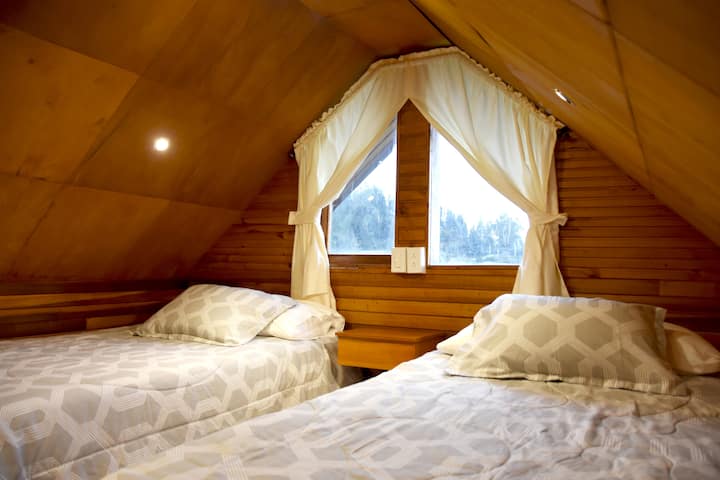 Dormitorio que cuenta con dos camas grandes y acogedoras con colchones cómodos, almohadas, sábanas, cobijas y edredones, adicionalmente tendrás a disposición mantas y un calefactor eléctrico para abrigarte (de ser necesario en las noches de frío)