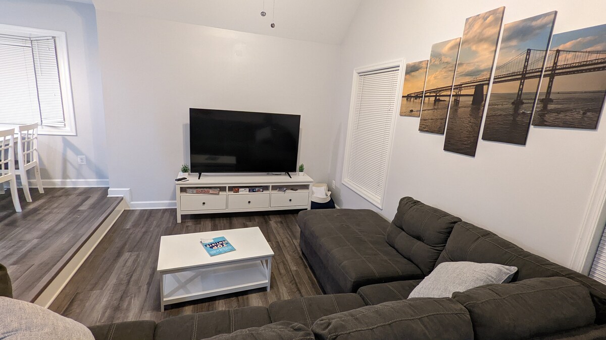 Მისაღები ოთახი 65ინჩიანი ტელევიზორით