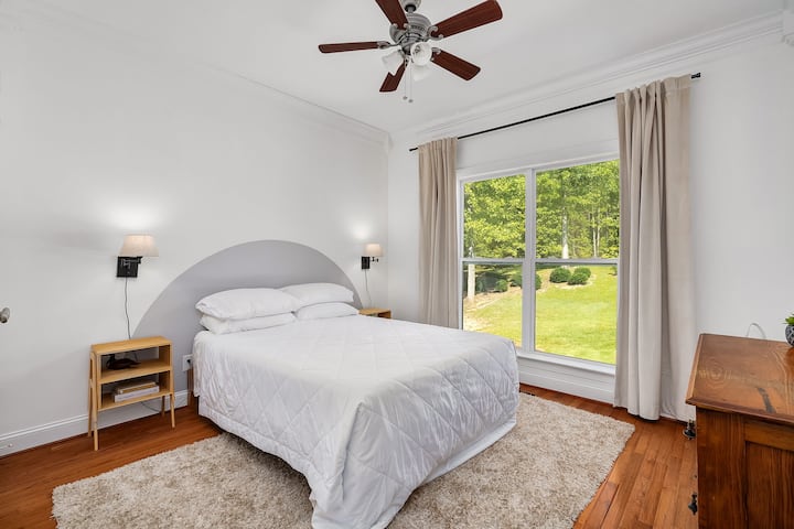 Planta principal, dormitorio tamaño queen, patio delantero orientado. 