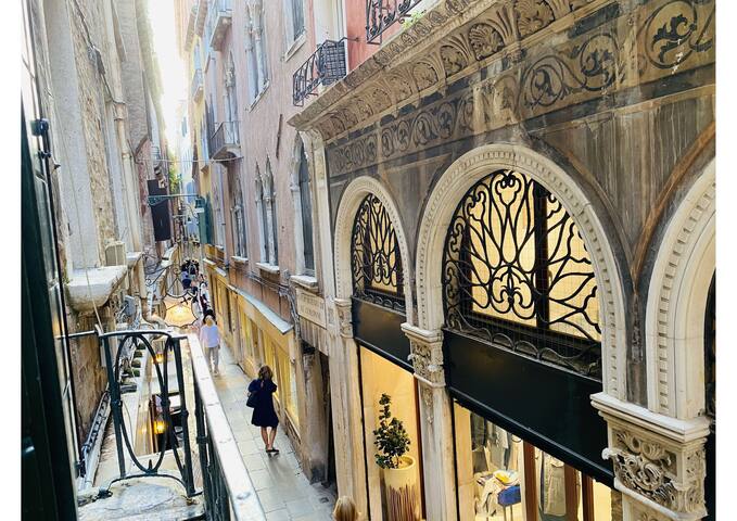 Sweet Time Venice, Luxury San Marco Frezzaria apt! gallery image 5