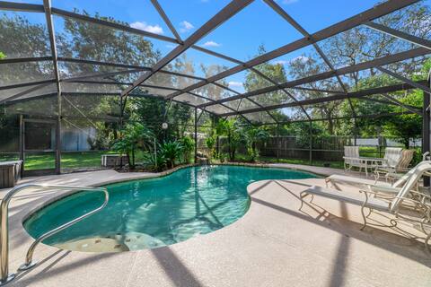 Cheerful, private 2-bedroom home near attractions