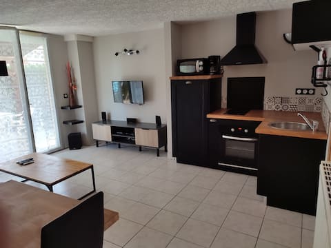 Nice apartment on the ground floor of a detached house.