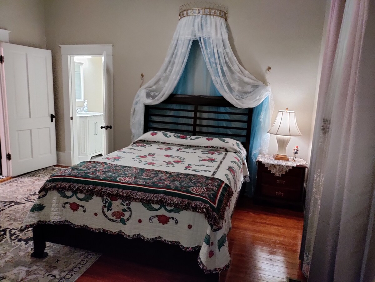 ห้องนอนใหญ่มีเตียงควีนไซส์พร้อมห้องนอน  ห้องน้ำอยู่นอกห้องนอนใหญ่และนี่เป็นห้องน้ำเดียว  ผู้เข้าพักชั้นบนต้องผ่านห้องนอนนี้เพื่อไปยังห้องน้ำ  นอกจากนี้ยังมีโทรทัศน์ขนาดเล็กของตัวเอง