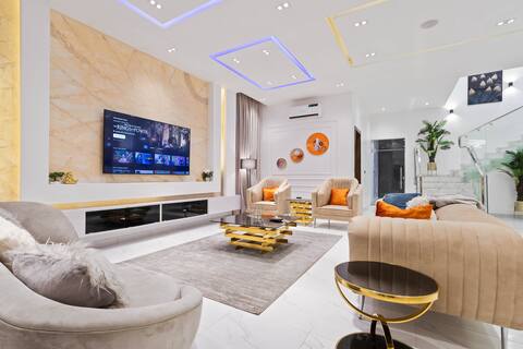 Luxury 5 Bed Home with Pool, PS 5,Snooker in Lekki