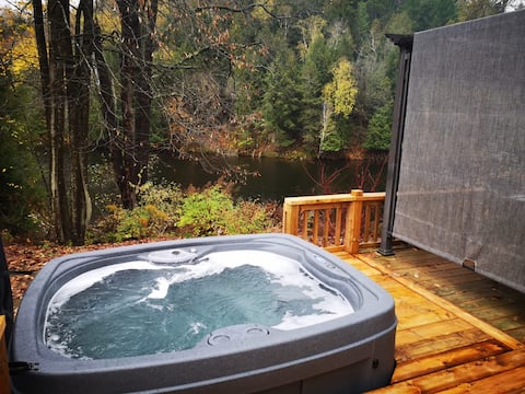 Charming waterfront log cabin with hot tub