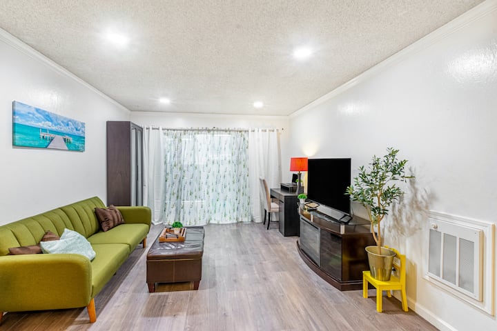 Piedmont Ave Retreat: King Bed & Secure Garage - Alameda, CA