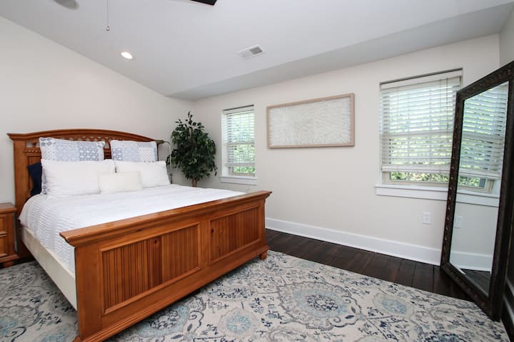 חדר שינה מעודן עם אור טבעי וריהוט אלגנטי.