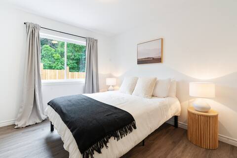 5 beds + Mins to beach, Georgian College, hospital
