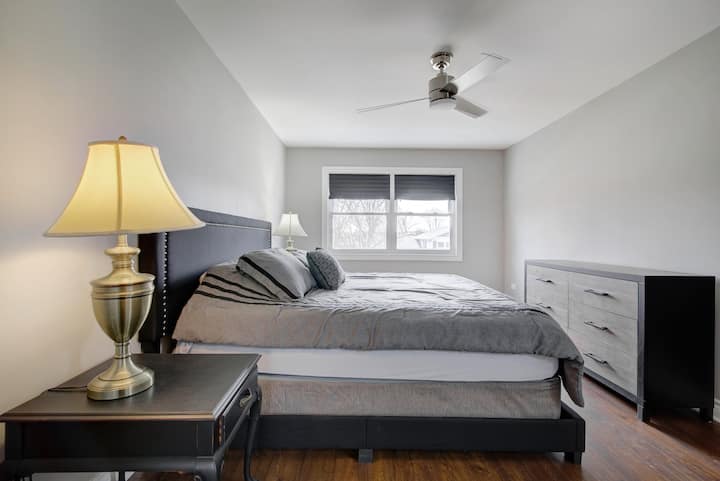 Camera da letto padronale con letto matrimoniale grande