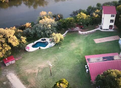 Brazos River Spectacular Views with Pool/Hot Tub