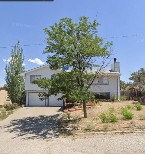 Quaint, cozy 3-Bedroom home close to everything