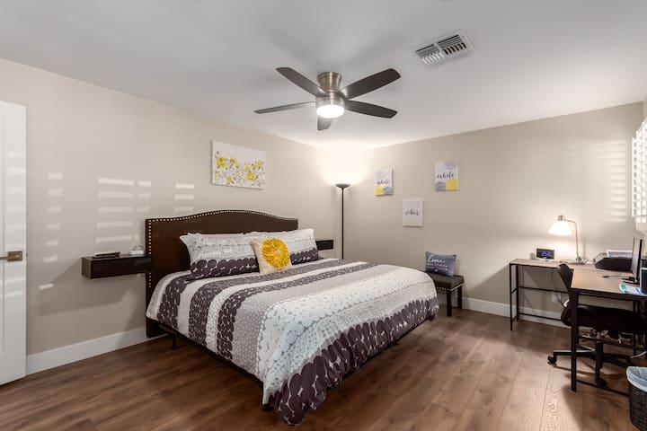 Glavni bračni krevet br. 1 s privatnim tušem, kadom, garderobom, dvostrukim umivaonikom i Tolietom. 