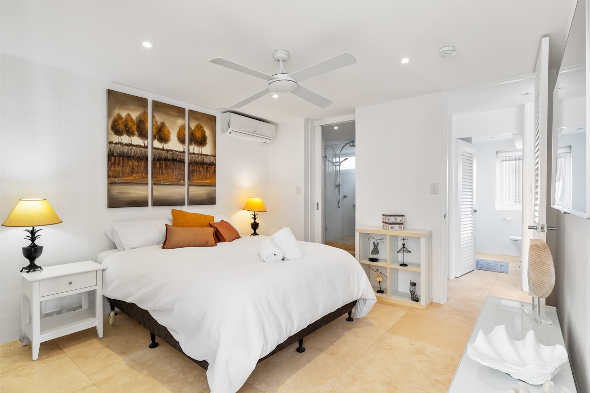 Glavna spavaća soba sa spojenom kupaonicom.