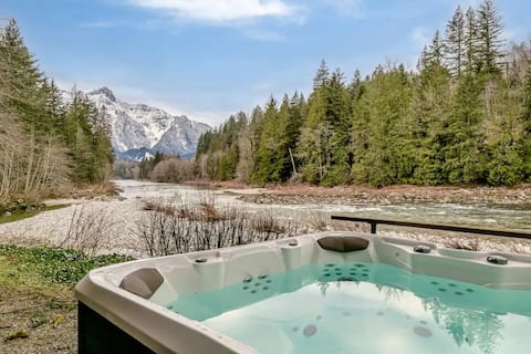 Lornes Landing A/C riverfront WIFI view EV hot tub