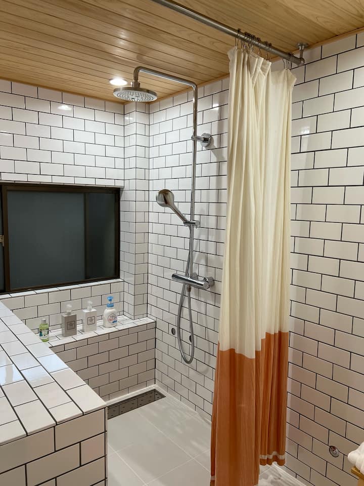 2階　専用の浴室　バスタブはありません。洗濯室のとなりです。