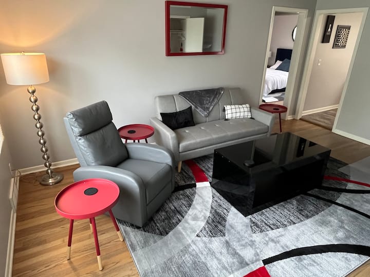 Lovely 2Bedroom w/Parking Walk to Restaurants 1 Apartments for