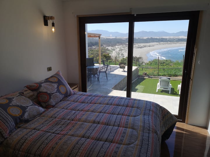 Dhomë gjumi me hyrje të drejtpërdrejtë në tarracë