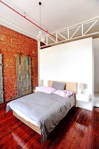 Lovely 2-bedroom New-York-style loft apartment gallery image 5