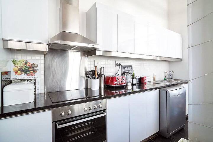 Lovely 2-bedroom New-York-style loft apartment gallery image 4